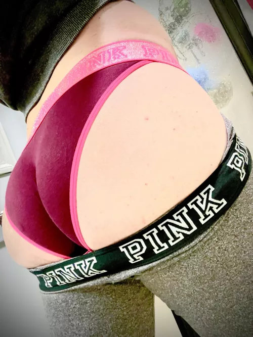 Happy hump day! 🍑 by Jbangos