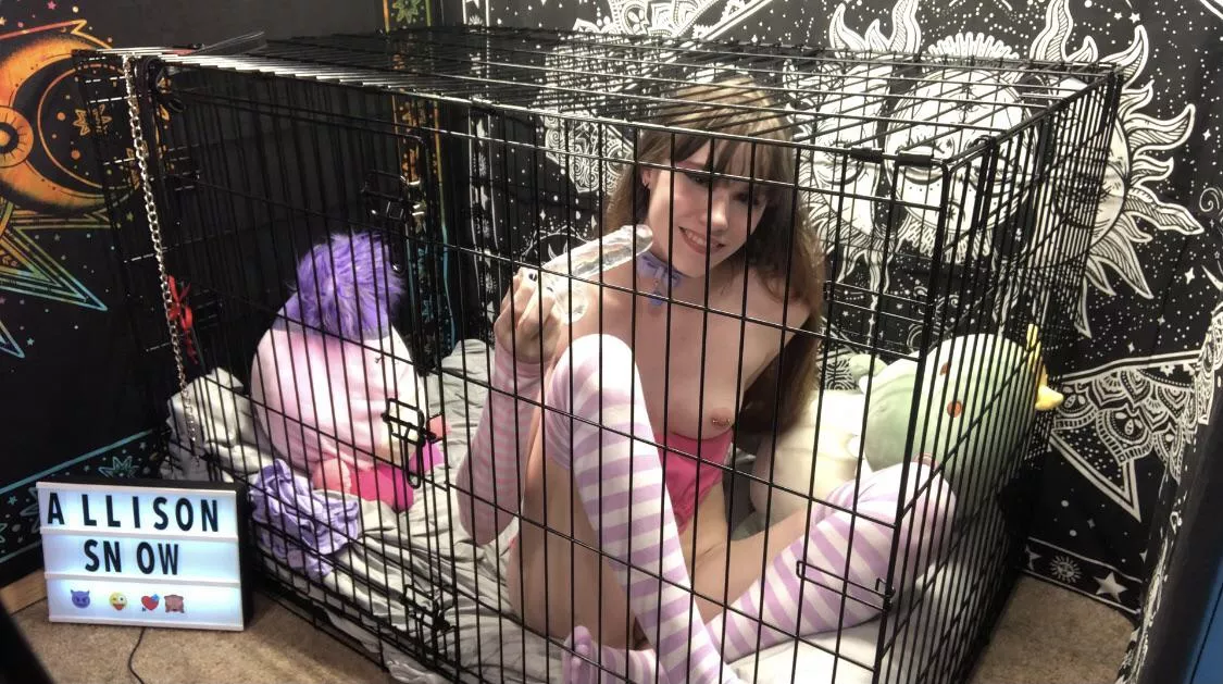 Happy in my cage🥰 posted by s8xyg8rl