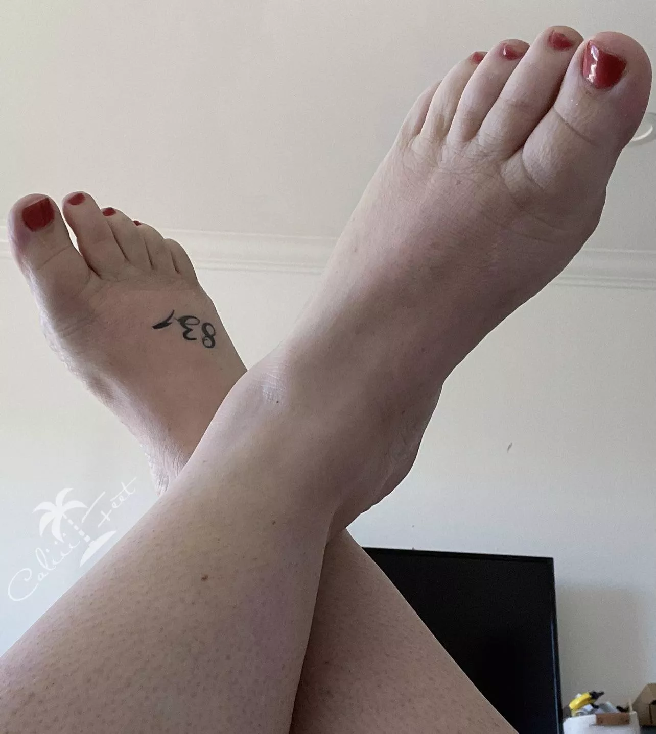 Happy Monday everyone 😘 posted by caliiifeet