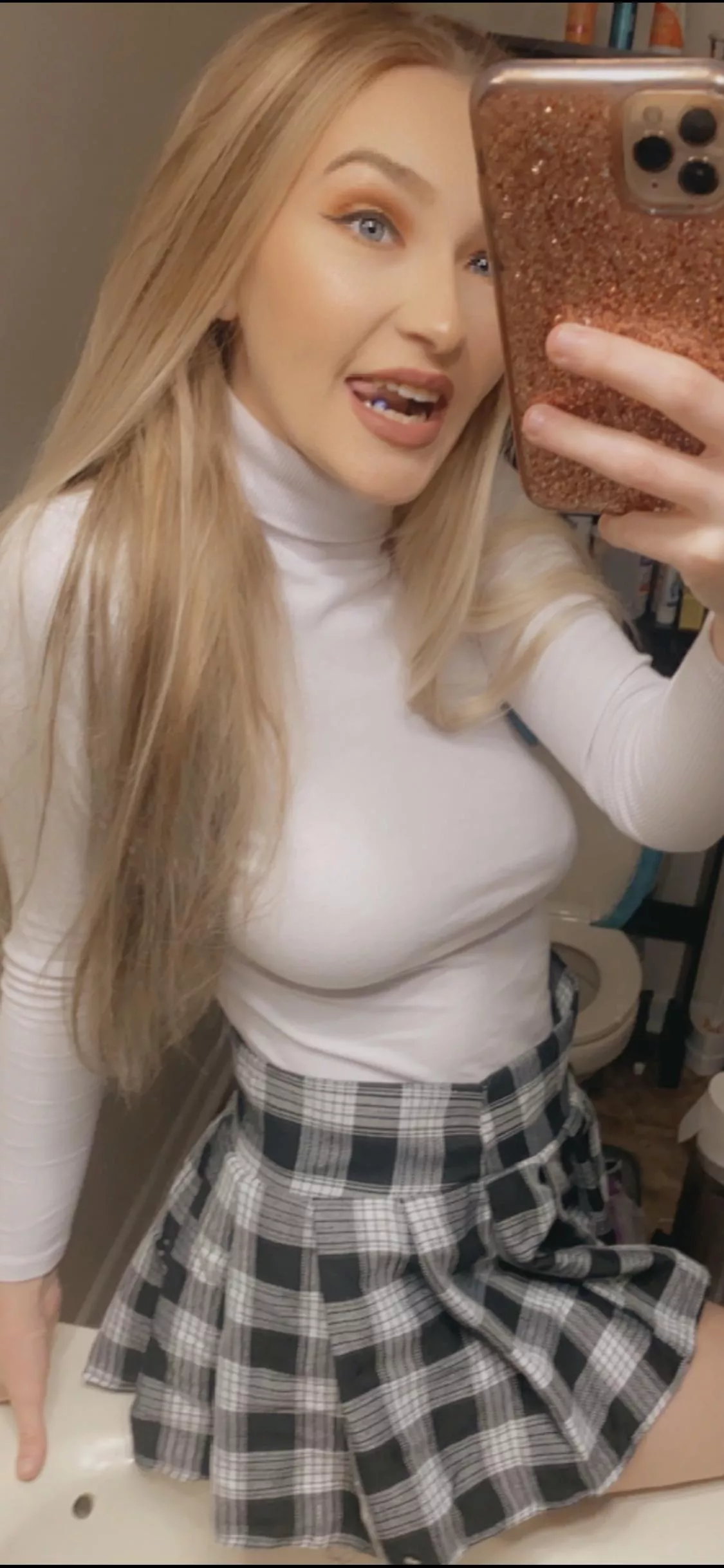 Happy Monday 😁 posted by Blonde_Bhadie