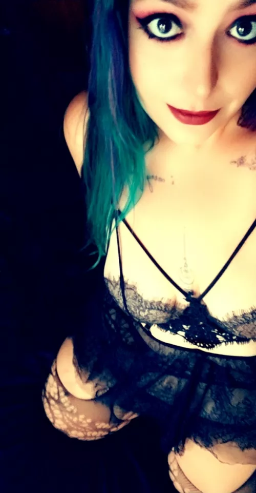 Happy spooky eve 😜🖤 anyone need a big tiddy goth gf for halloween 👸😈 by natbaby6969x3