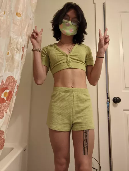 Happy tummy Tuesday! Do you like the all green? by JazzzBerrry