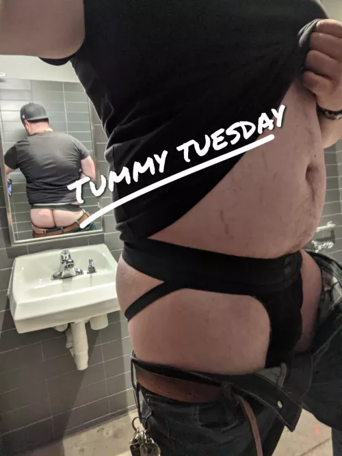 Happy tummy Tuesday, ☺️ (Yes I know it's almost 3:00 a.m... and yes I know It's technically Wednesday... But on the other hand...shut up) by Honestly_UnBearable