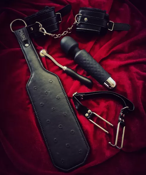 Happy Valen-pains Day! by LilyEstries