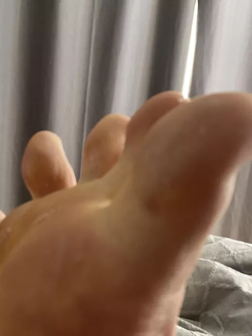 Happy Valentines Day to everyone❤️! Tell me what you think of my feet. I wish someone could rub them for me😏 💦👣💦 Shoot me a dm for more 🍆💦 by adamtremblay