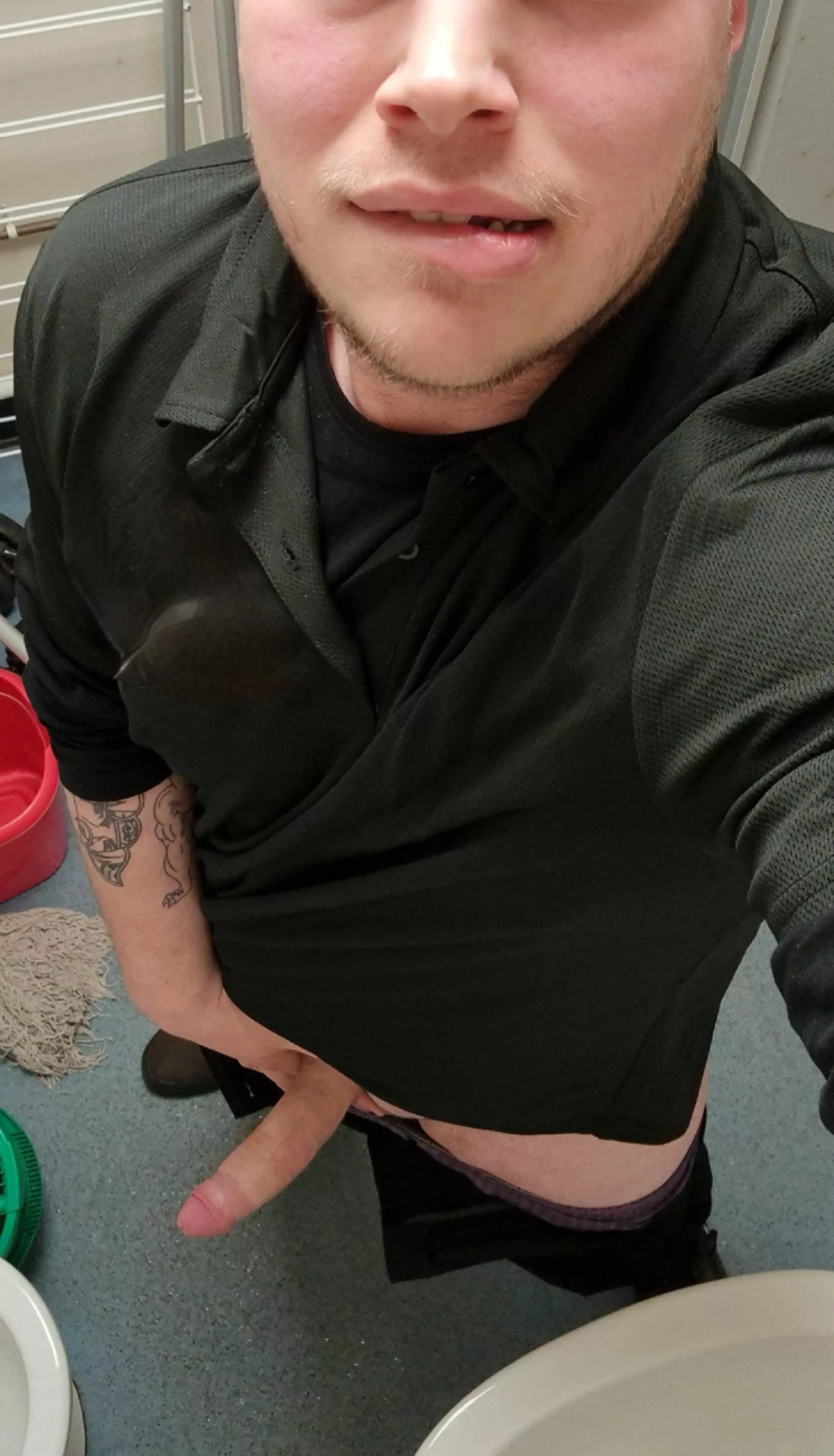 Happy valentines from my work toilet who's joining me 😘 [M29] posted by MrRando92