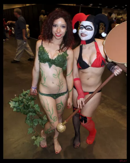 Harley Quinn and Poison Ivy Cosplay by [deleted]