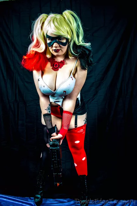 Harley's here to play! 😉🖤❤ [Cosplay by Harley Synn] by HarleySynn