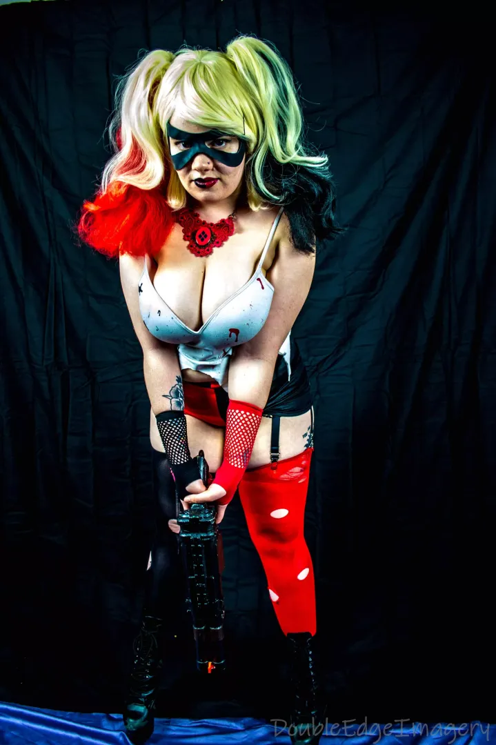 Harley's here to play! 😉🖤❤ [Cosplay by Harley Synn] posted by HarleySynn