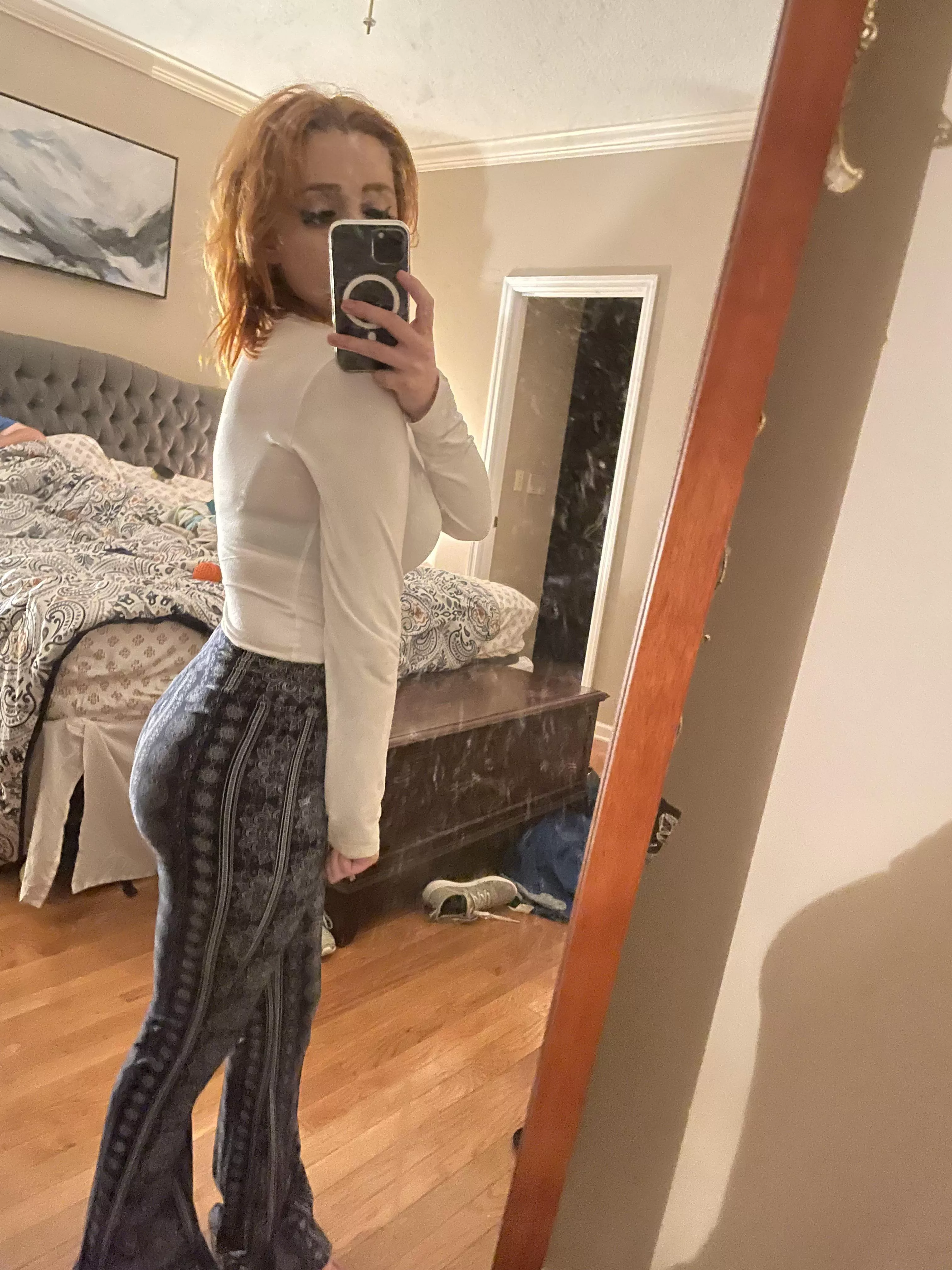 Have a good night 🌙 FYI my tushy makes a good pillow ✨ posted by questionablemaam