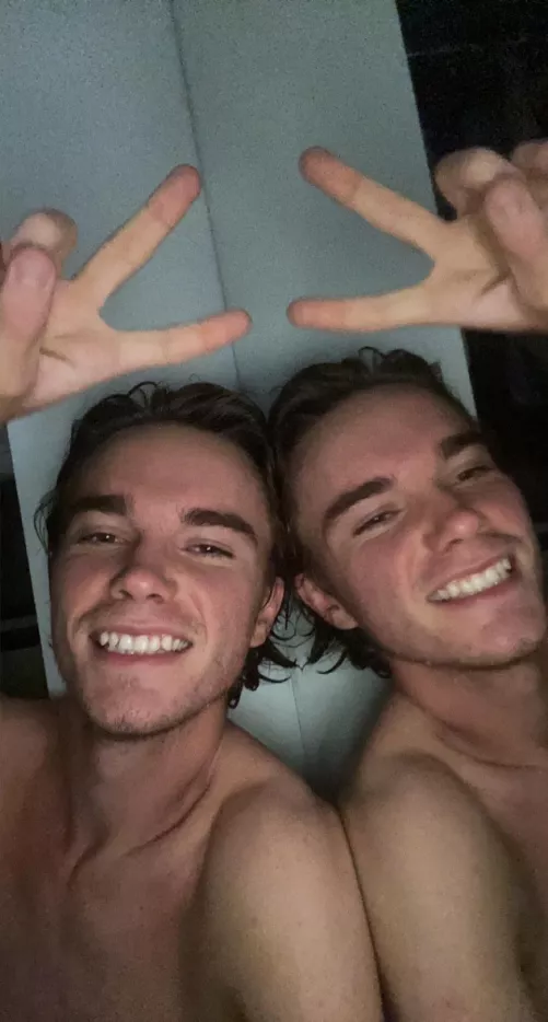 Have you met my twin? He thinks he’s so much cooler than me! ❄️ by pledgeymds