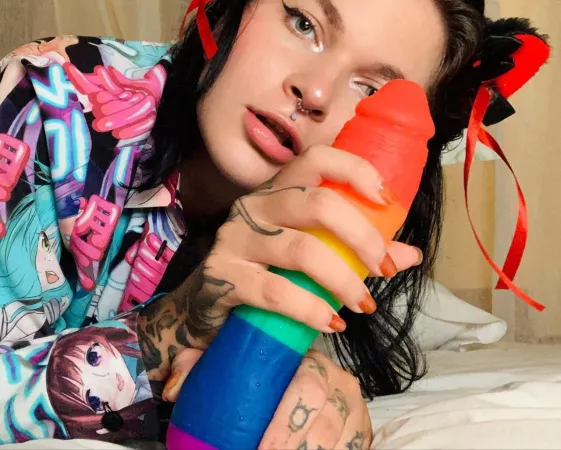 Have you seen how I spread my tight pussy with this large dildo? Check out this video in comments 👇🏻😛 by sweet_alice_green
