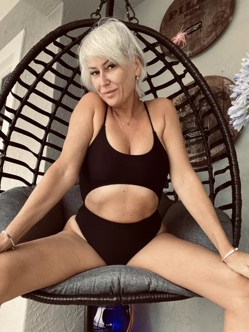 Having a little swing 😘 by TheGoldenGilf