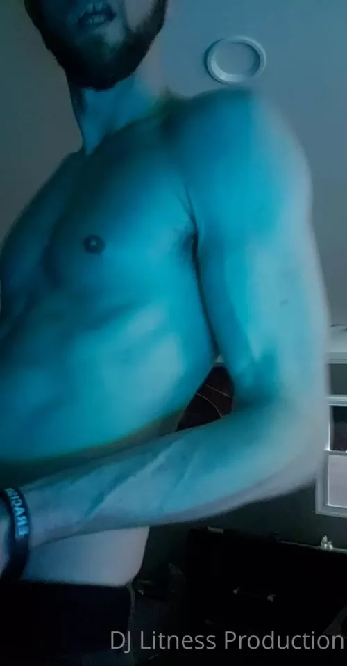 He has nice veins doesn't he? by dj_litness_love