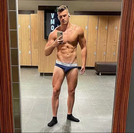 He only poses when no one is around [Not OC] by hestitant2f