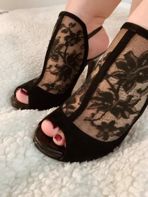 He told me to not peep around the Christmas presents so I compromised instead. :) by NYtoLA182