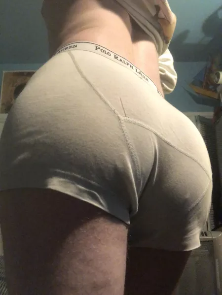 Heads of all genders turn when they see my butt by Hejira27