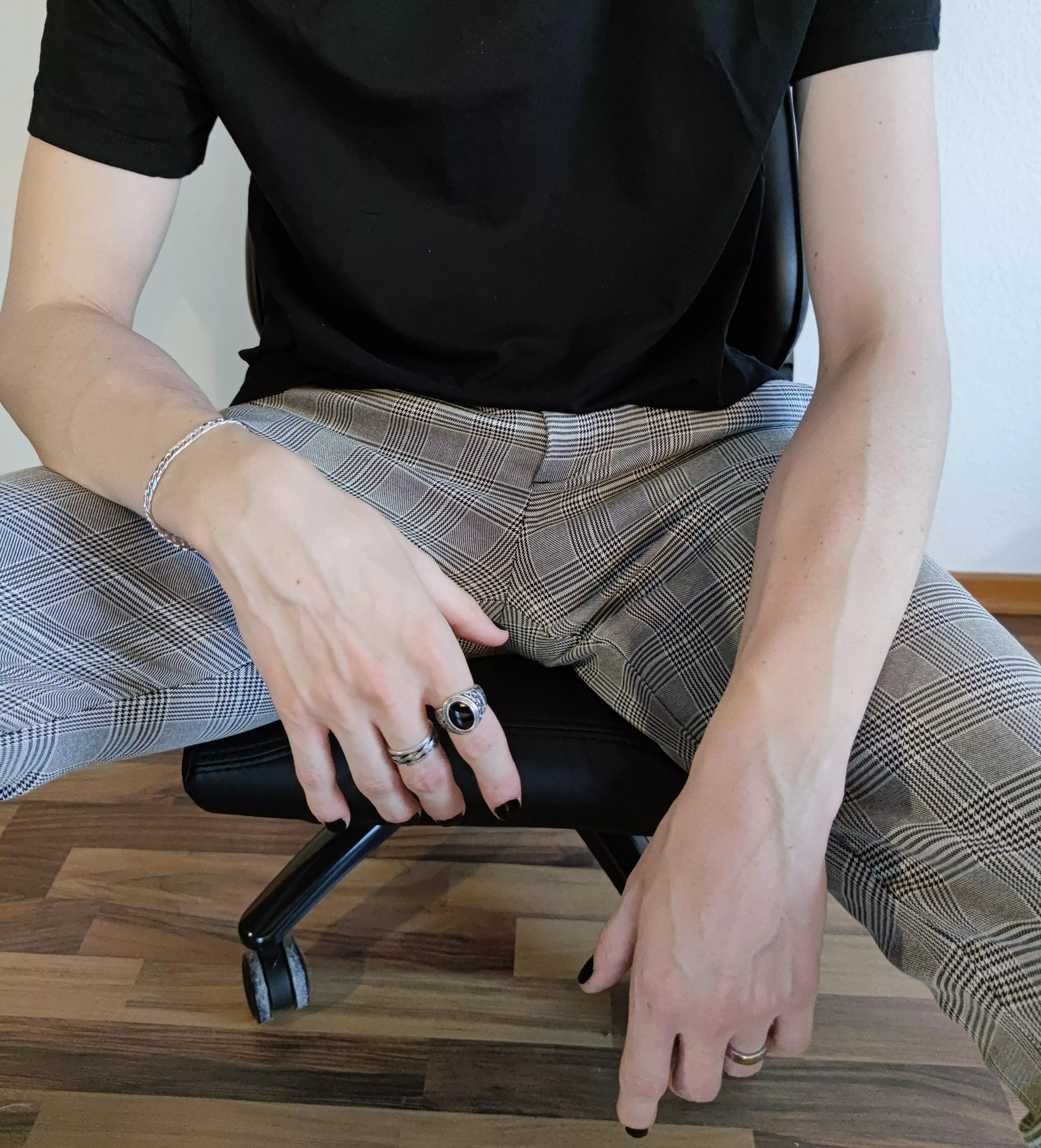 heard ya'll like forearms uwu😳 posted by dennislewdd