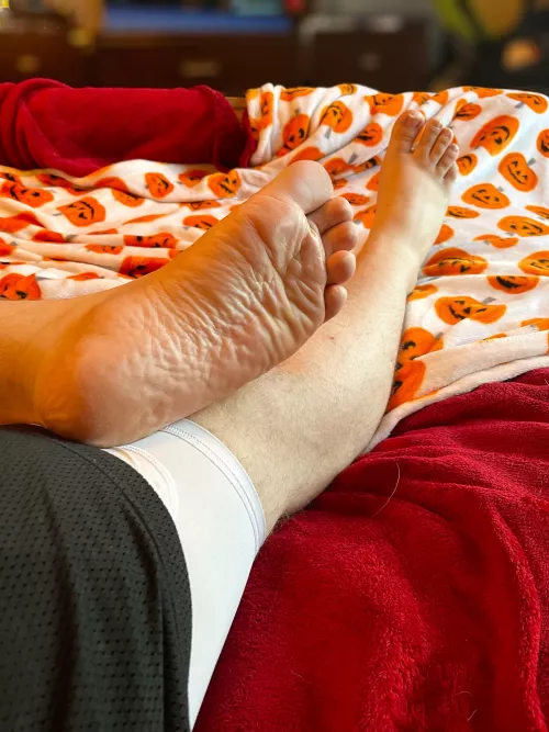 Heard you like wrinkled soles and cute toes 😉 by noahthenurse04