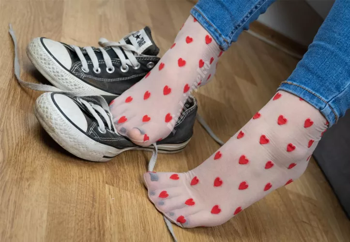 Heart nylon socks and converse by Pinkieneko