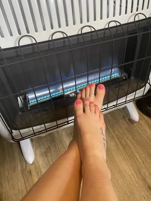 Heating my cold little 👣 up on this ❄️ day! Tell me how would you help me keep them warm? by wiinniieee