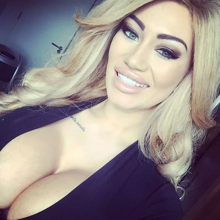 Heavy cleavage posted by NeedMoarBoobs