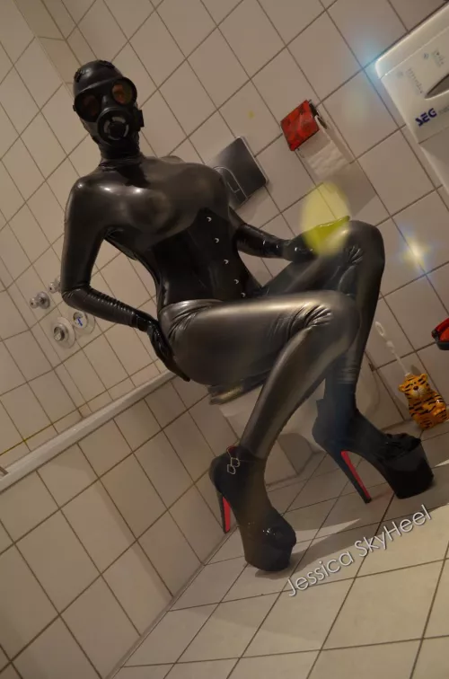 Heavy Rubber is my lifestyle by Jessi2021