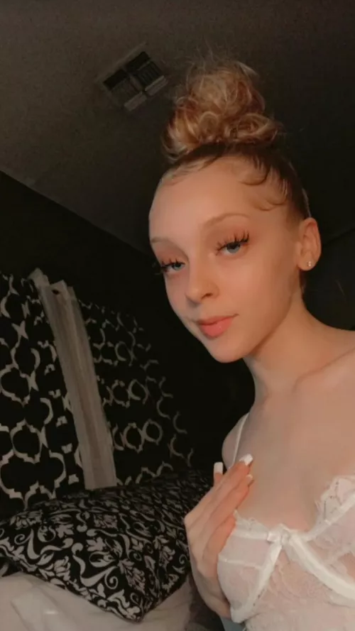 Heelloo by AlyssaWamsley