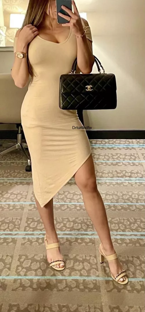Heels, tight dress, my favorite handbag, and fuck me Friday! Who wants to play? 59(f) by drturtledfw