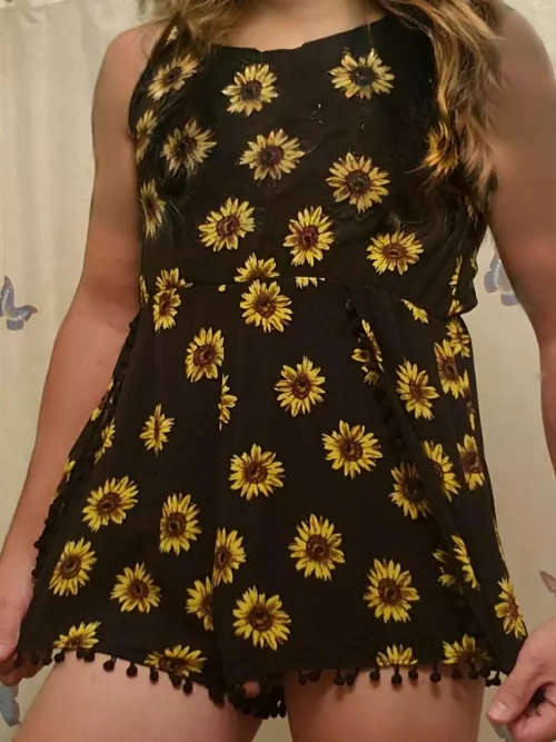 Hello 🌻 by Pitiful-Search484