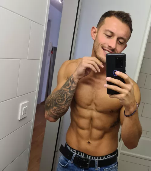 Hello 🕶 by be_happy3004