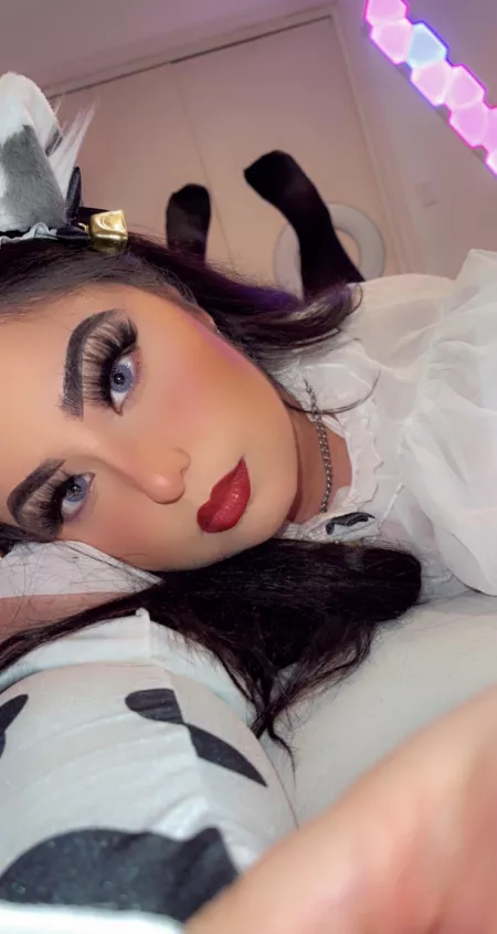 Hello 👋 🤍 by Stormystormm