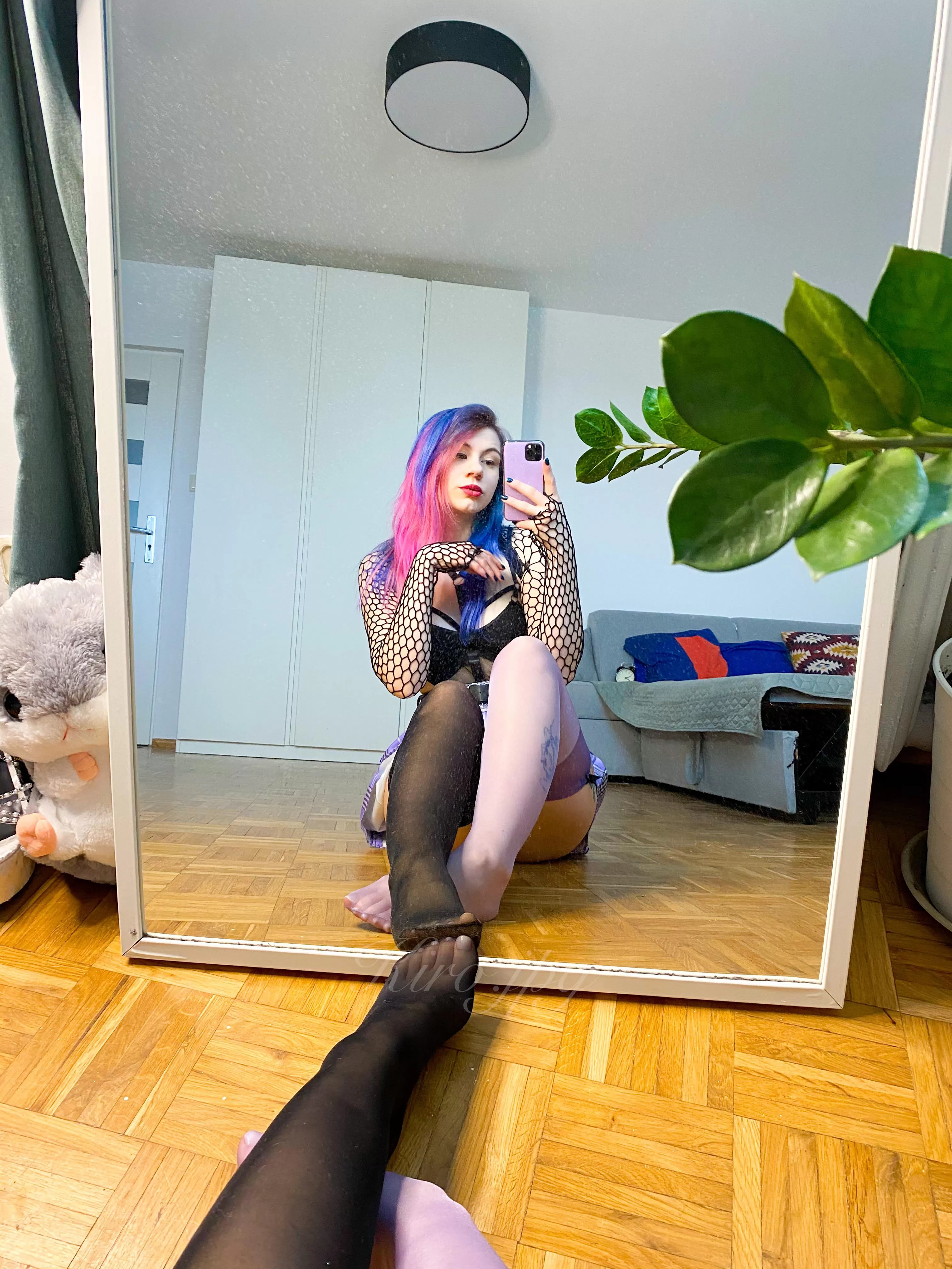 Hello babies 🦶🏻 posted by kirojpg