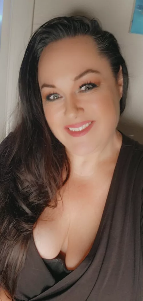 Hello beautiful people! by Bellacarina94