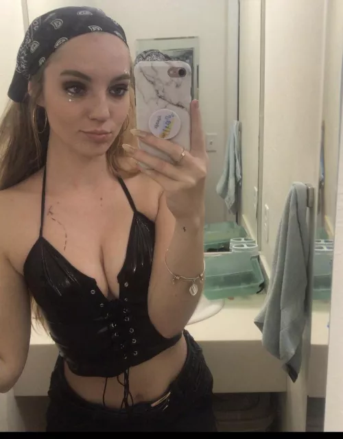 Hello by karlicharmander