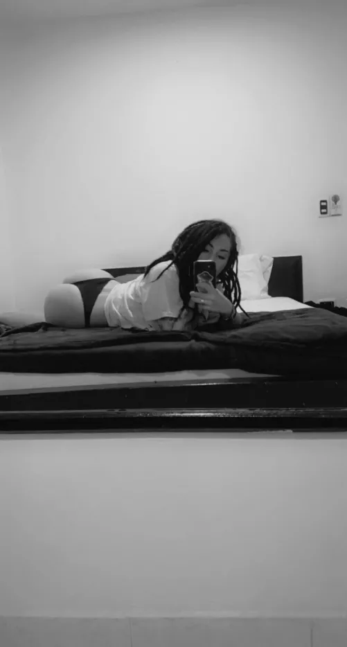 Hello it's me again 😁 this time i want to show you a little bit of my ass, you like? by Saskia-69