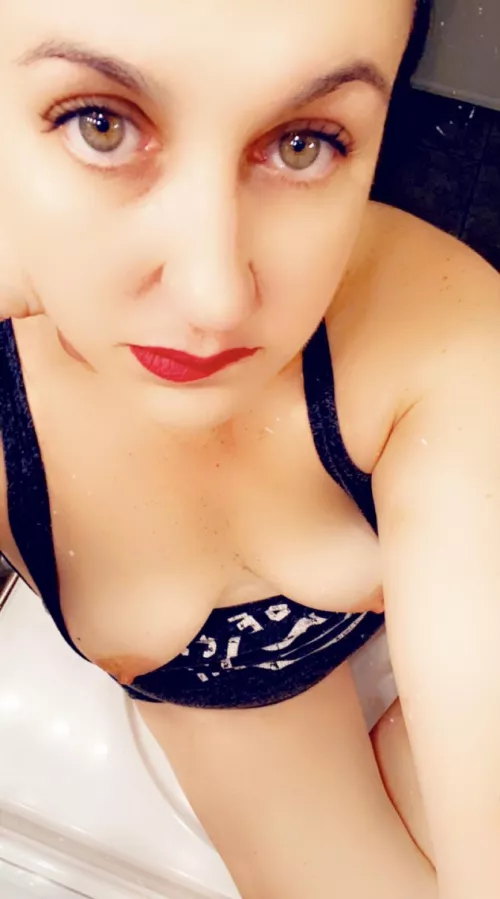 Hello my babies 💋 Cum play 🥰 Fat ass 🍑 Big titties 🍈🍈 these eyes tho. 👀☺️ Thicc 💁🏽‍♀️ Requests and exclusive content $$$ 💰 links in bio and below bb. by heatheralyse69