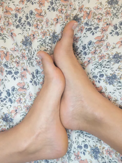Hello! New Here!! Dm me ! by sweetheavenlyfeet