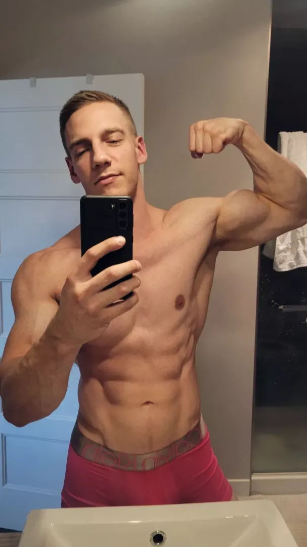 Hello 😜💙💪 posted by John_fitness91