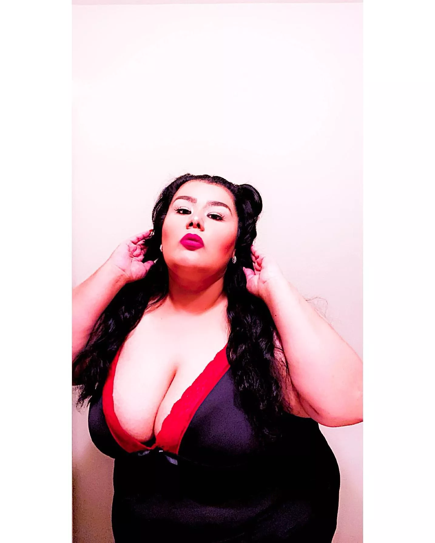 Hellooo❤️❤️❤️❤️ posted by MonicaLoveOfficial