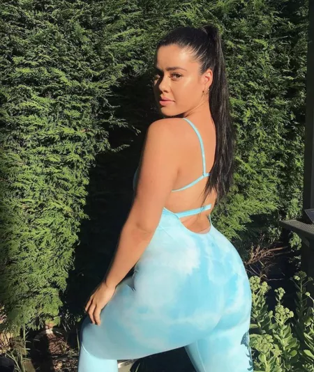 Her ass looks so good in that outfit by WavyHairedGintoki