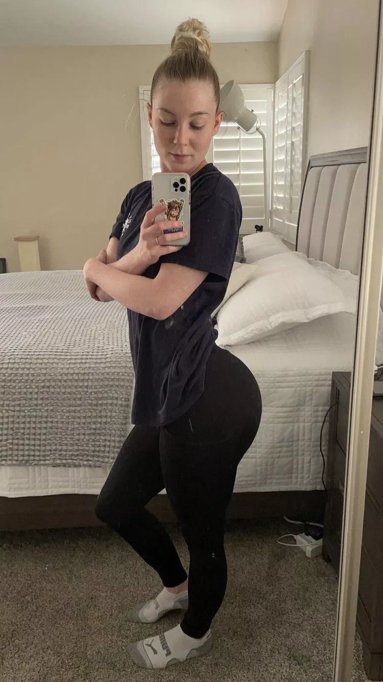 Her curve is always amazing 🤤🤤🤤 posted by B1GRED10