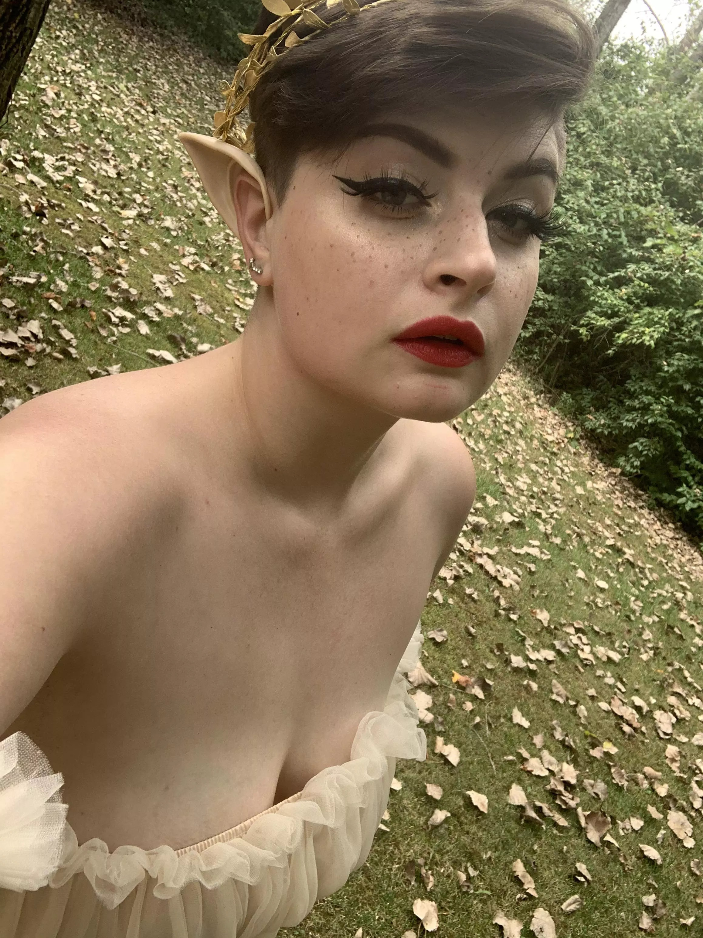 Her delicious curves dressed in pale skin posted by vintage_vogue