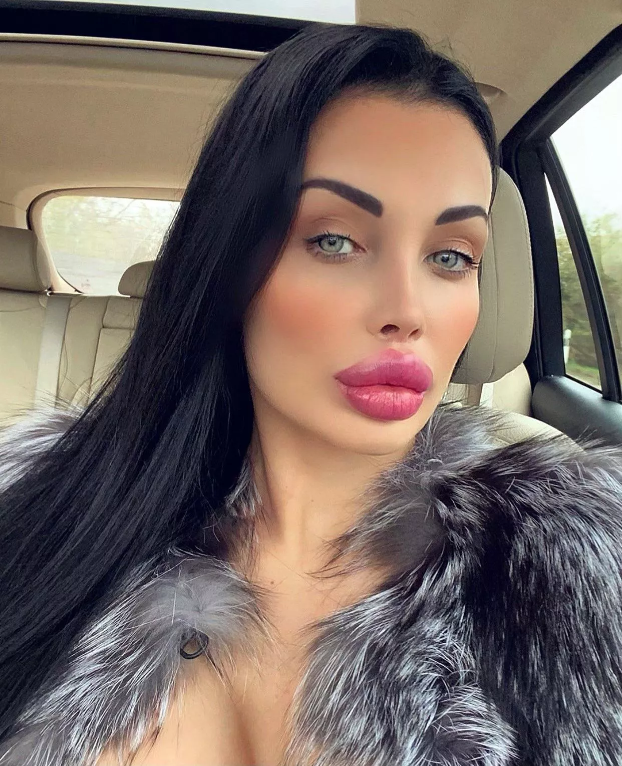 Her ice queen look... 🔥🔥🔥 posted by zodiaczxc