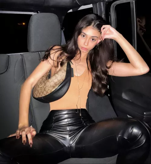 Her pants make me feel some kinda way 🤤 by arrxgant-