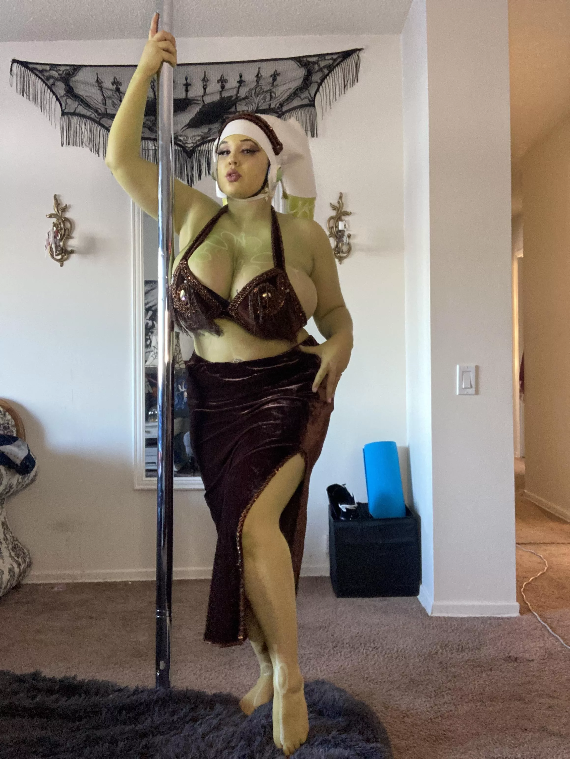 Hera waiting to entertain you (Peony Felicity) posted by peonyfelicity