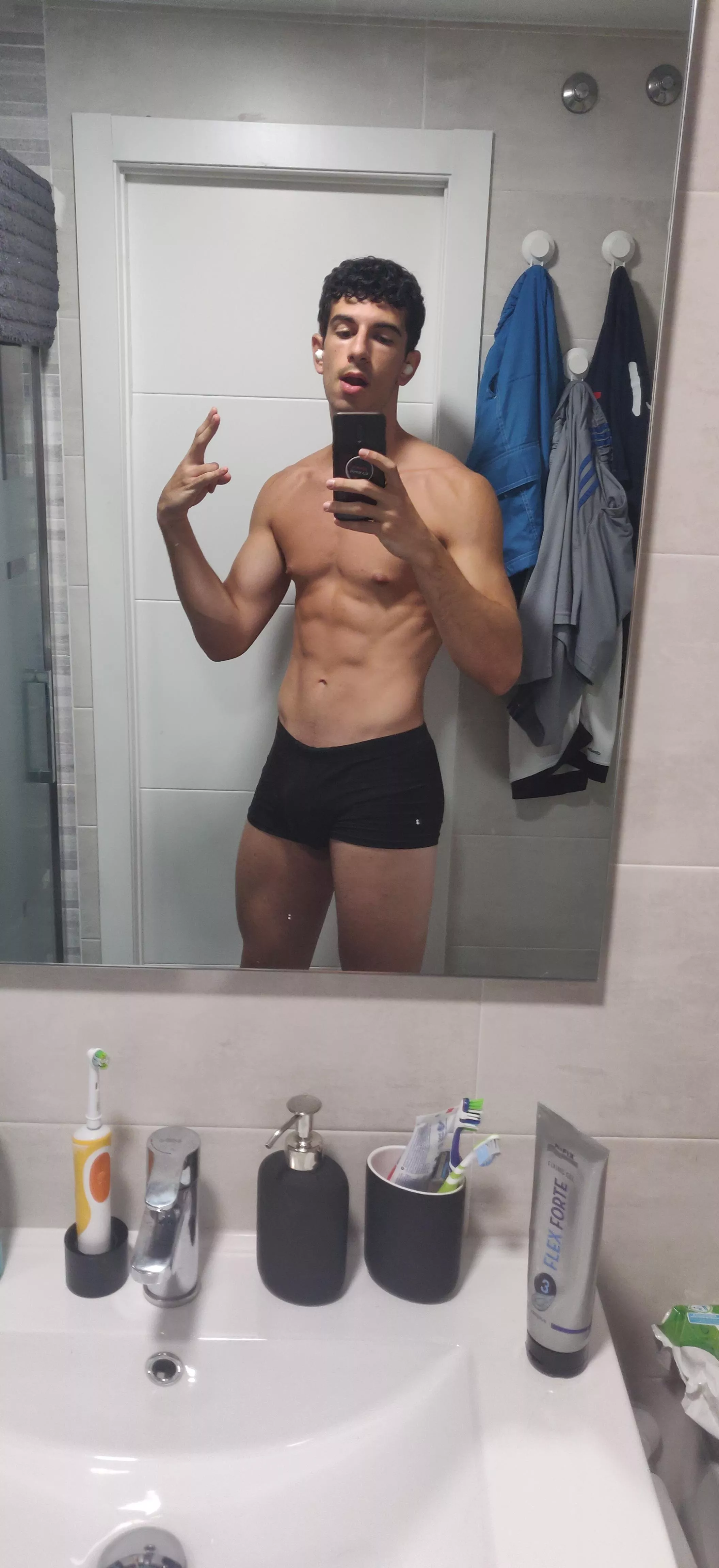 Hey 👋🏻 posted by MrCurve_