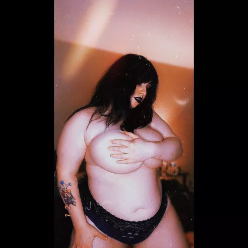 Hey🖤 by Beelzebabe95