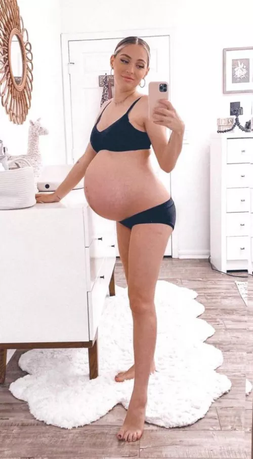 Hey babes it’s been awhile how’s my bump looking now? by preggo_valentina