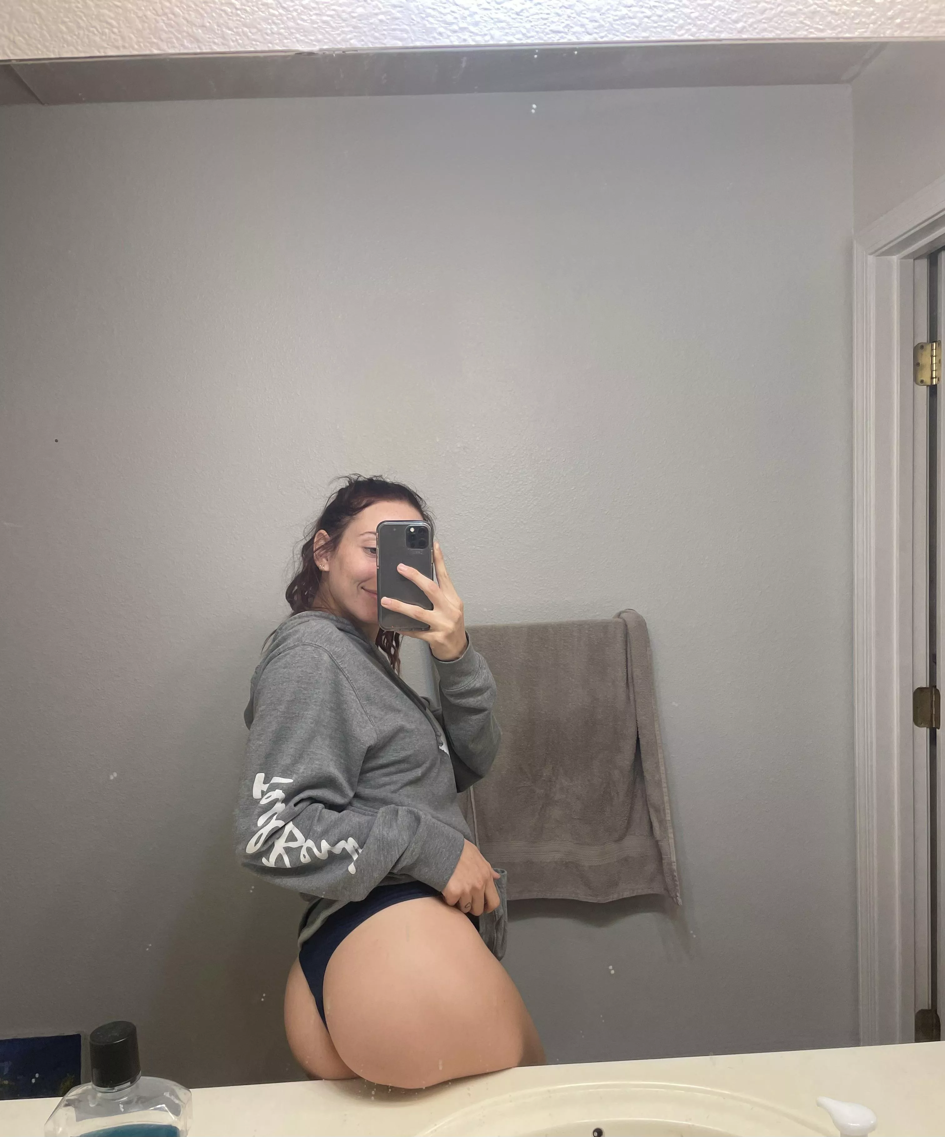 Hey Come check out my page for some fun 🤤 I take customs and requests 🤗❤️ posted by Avaaloves